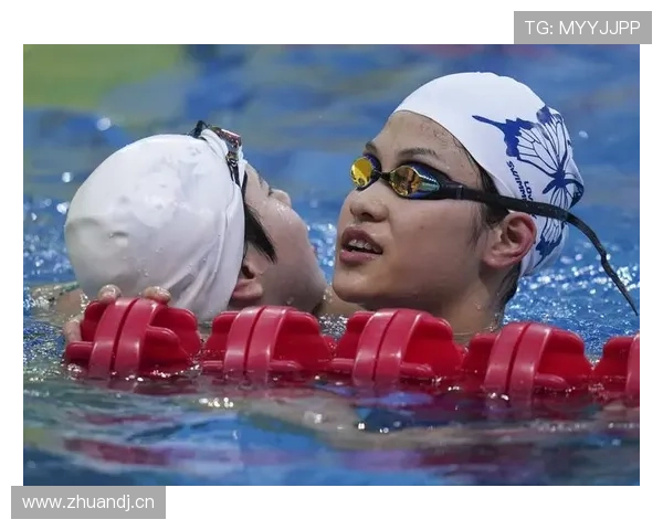 余依婷随手一张家居照，运动裤下竟然露出名表和礼袋，我这普通人被反差暴击