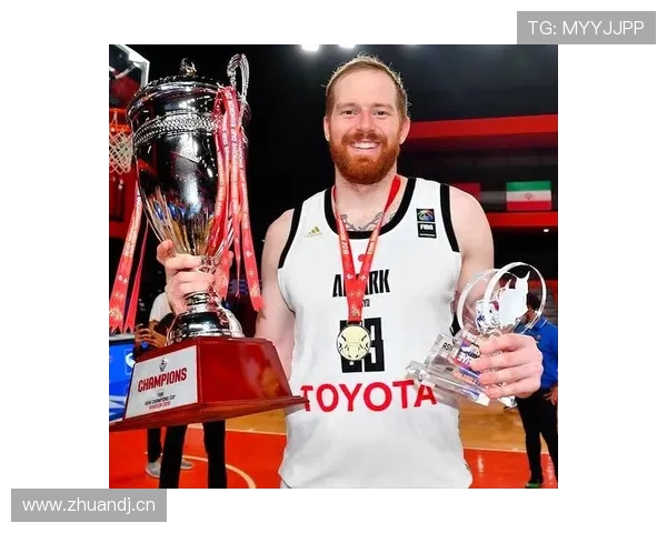 亚历克斯·摩根在家喝蛋白粉都用香槟杯